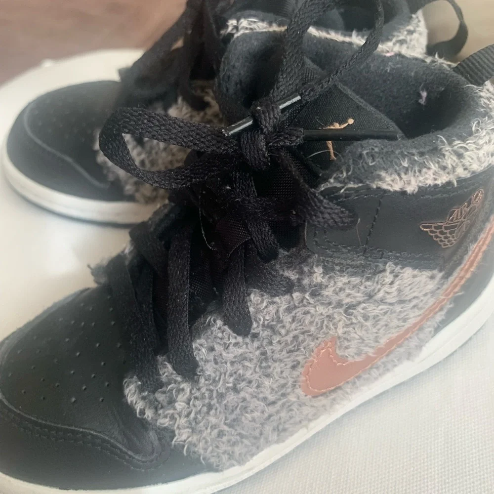 Adorable Fuzzy Air Jordan with Rose gold Nike logo Toddler size 9 toddler - Picture 8 of 11